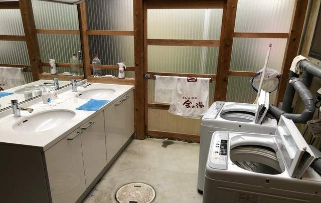 共有の洗面台と洗濯機です!