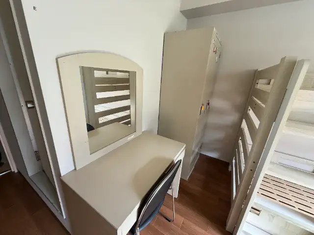 テーブル、ロッカー