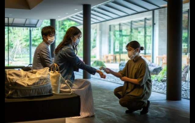 制服はこのような作務衣スタイルスニーカーです！