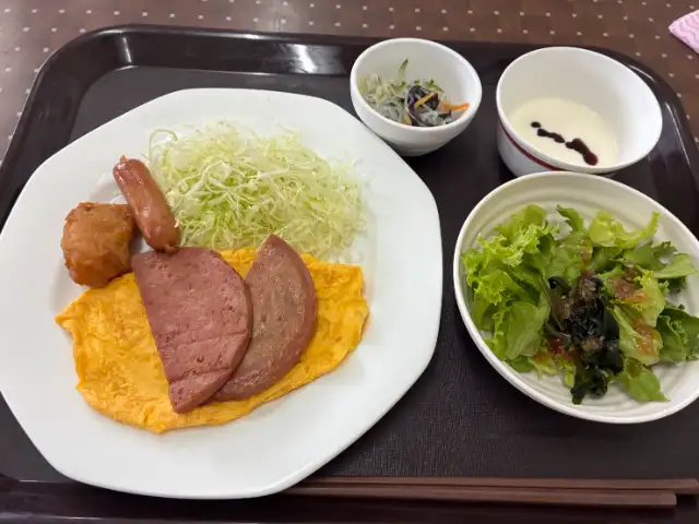 従業員食堂は日替わりで様々なメニューがあります✨