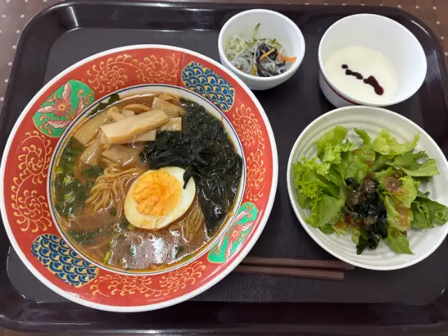 従業員食堂は日替わりで様々なメニューがあります✨
