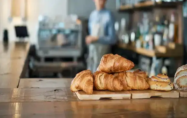 自然に囲まれて食事ができるパン屋さん🥐