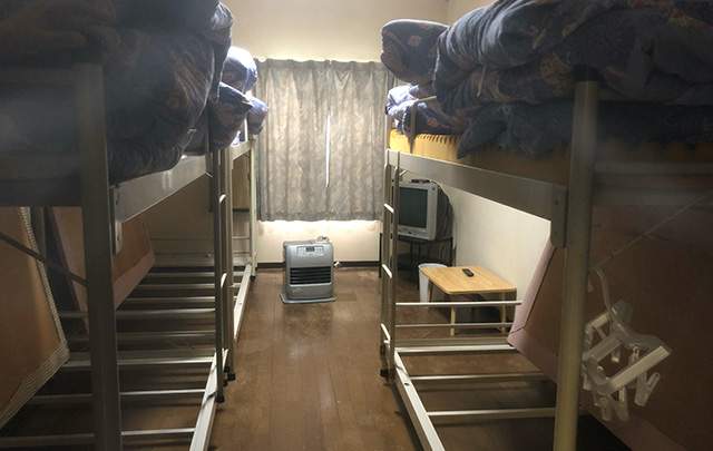 基本2~3名の相部屋です