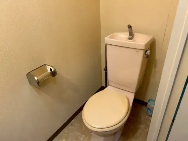 お手洗いも室内にあります