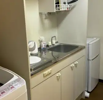 お部屋の中にキッチン、冷蔵庫、洗濯機がございます