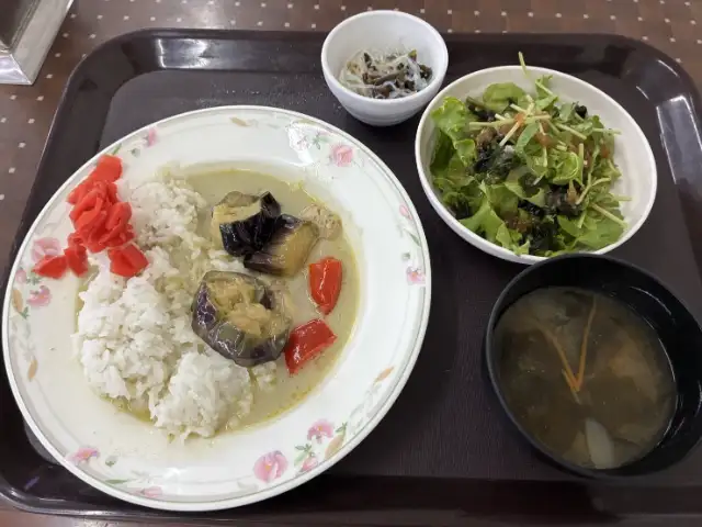 従業員食堂は日替わりで様々なメニューがあります✨