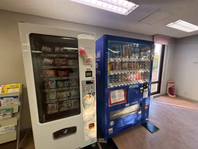 談話室内にお菓子の自動販売機あり